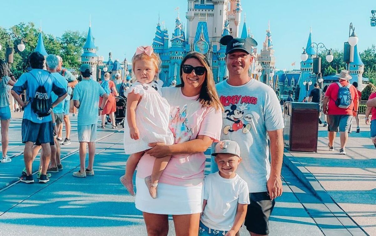 Стюардесса хотела приклеить маску к лицу ребенка в самолете