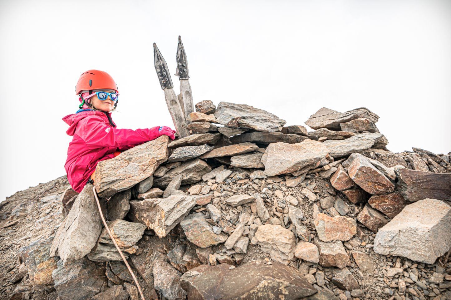 5-летняя девочка из Ровно покорила вершину Большого Кавказа: фото