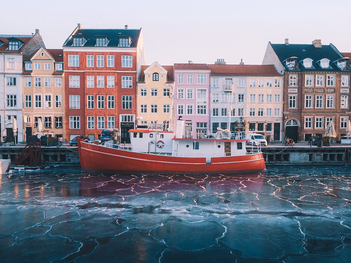 Перемогли пандемію: у Данії скасують усі обмеження через COVID-19