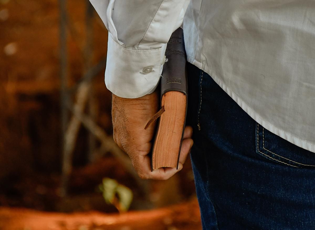 Хотел украсть телефон, прикрыв Библии: в Мексике мошенник в образе священника попал на видео - Travel Хотел украсть телефон, прикрыв Библии: в Мексике мошенник в образе священника попал на видео - Travel