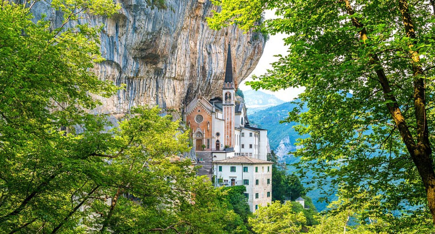 Медитация и внутреннее спокойствие в итальянской церкви, будто парит в воздухе: удивительные фот - Travel