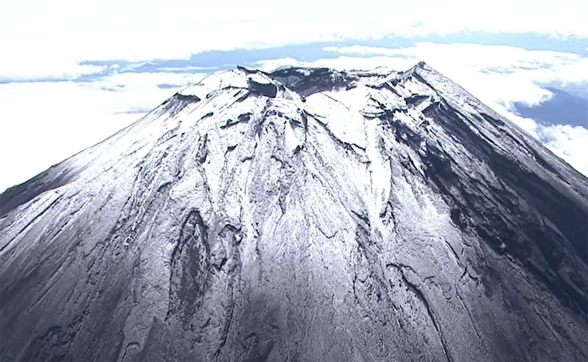 Священная гора Японии покрылась снегом на месяц раньше: волшебное видео - Travel