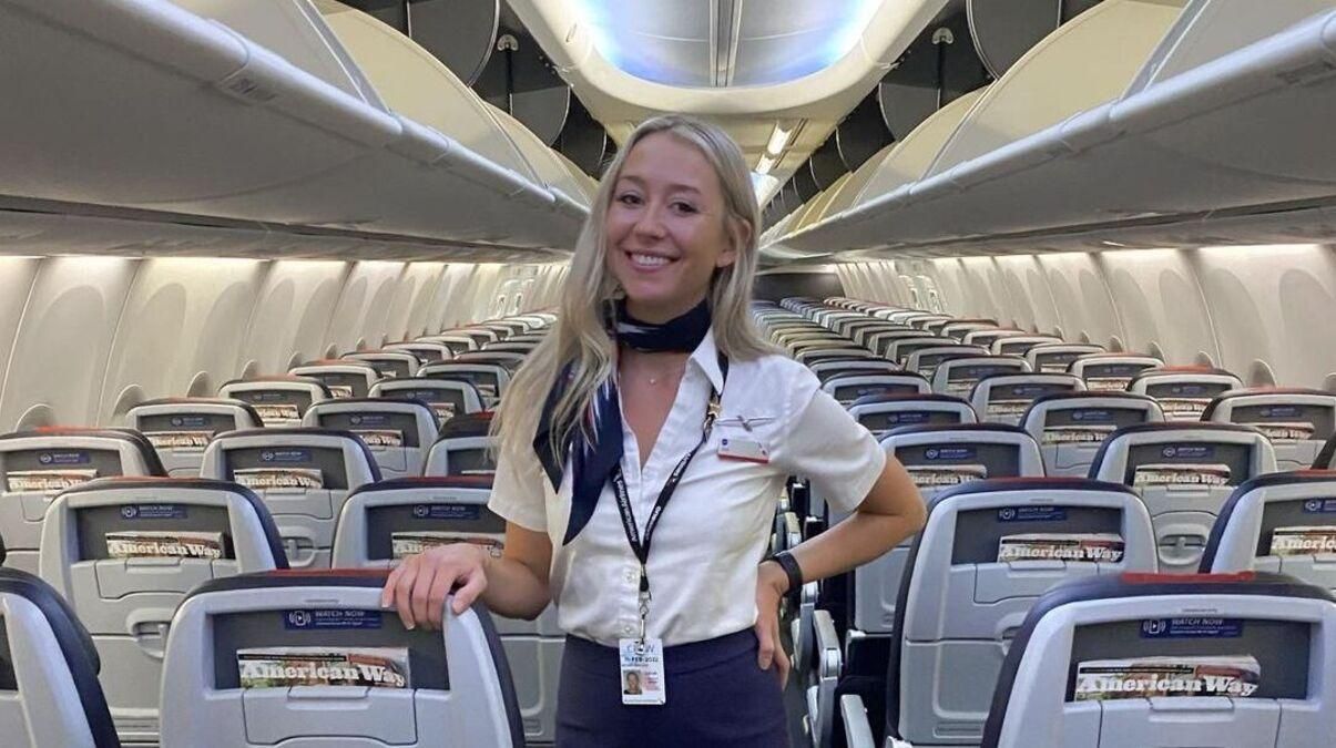 Залезла в багажную полку в мини-юбке, чтобы попозировать для фото: стюардесса удивила сеть - Travel