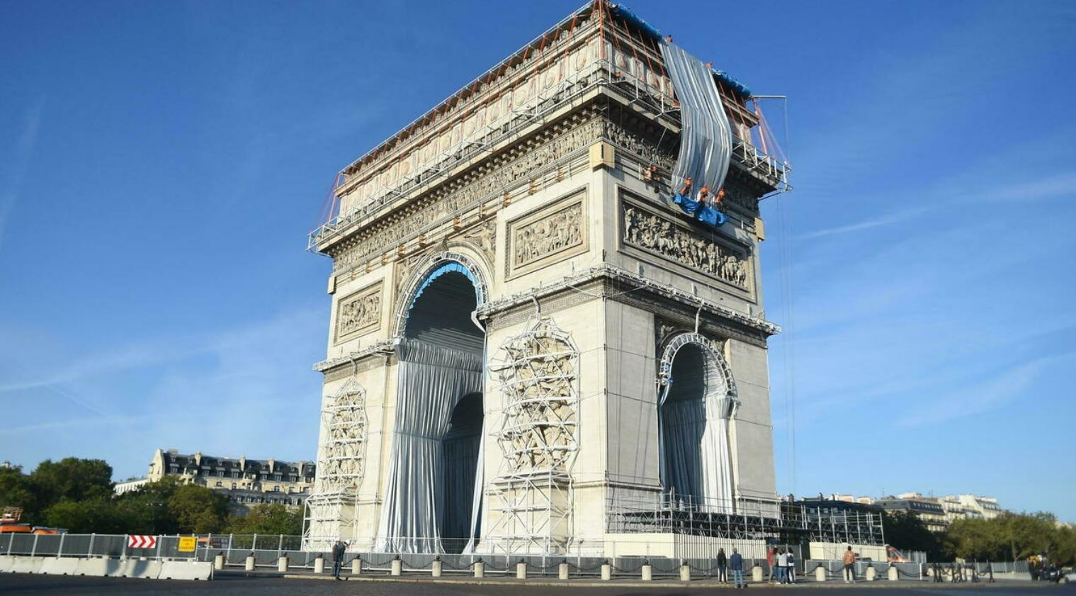 Тріумфальну арку в Парижі почали обертати тканиною: навіщо затуляють відомий пам'ятник - Travel