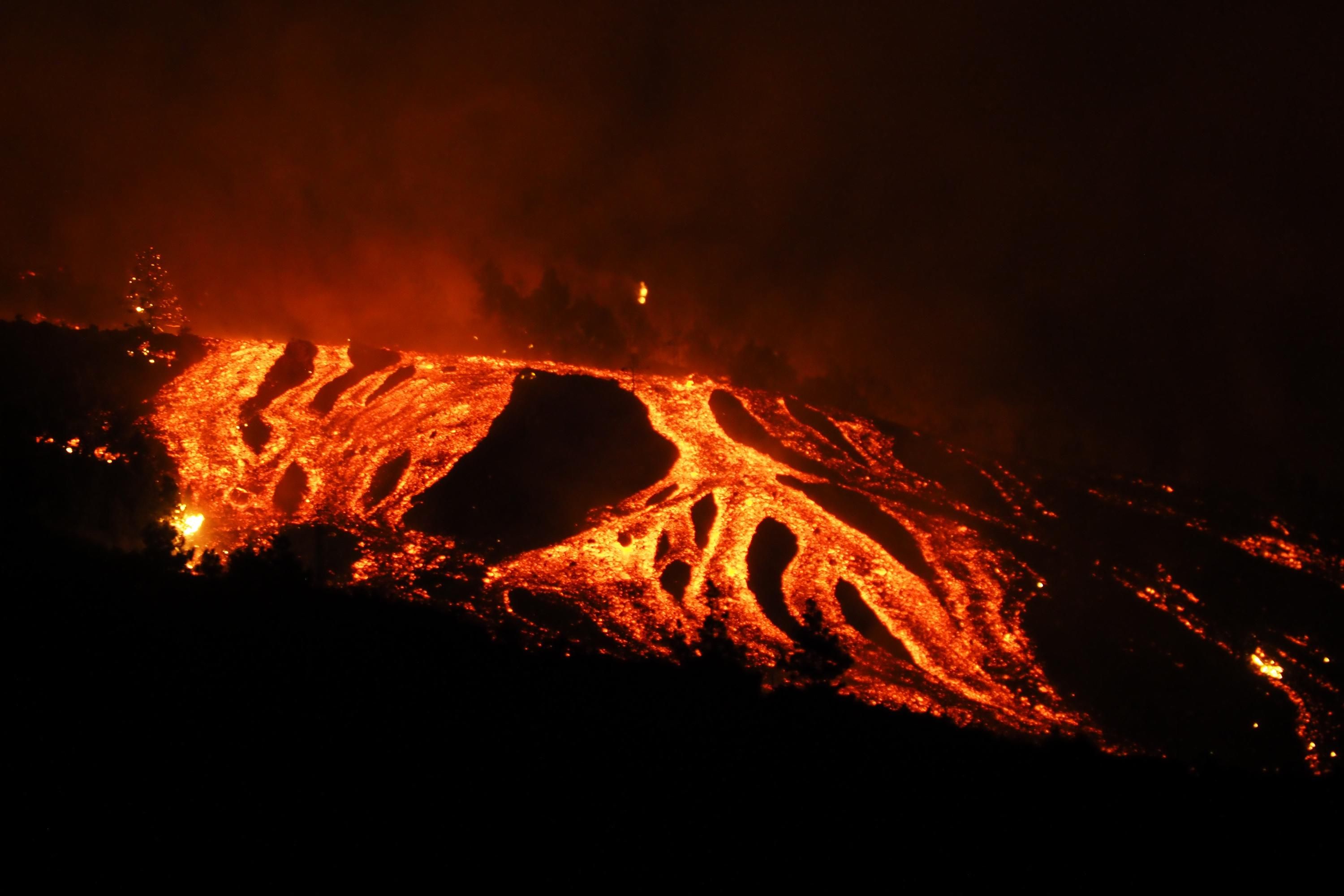 Вигода з катаклізму: на Канарах хочуть зробити активний вулкан туристичною пам'яткою - Travel