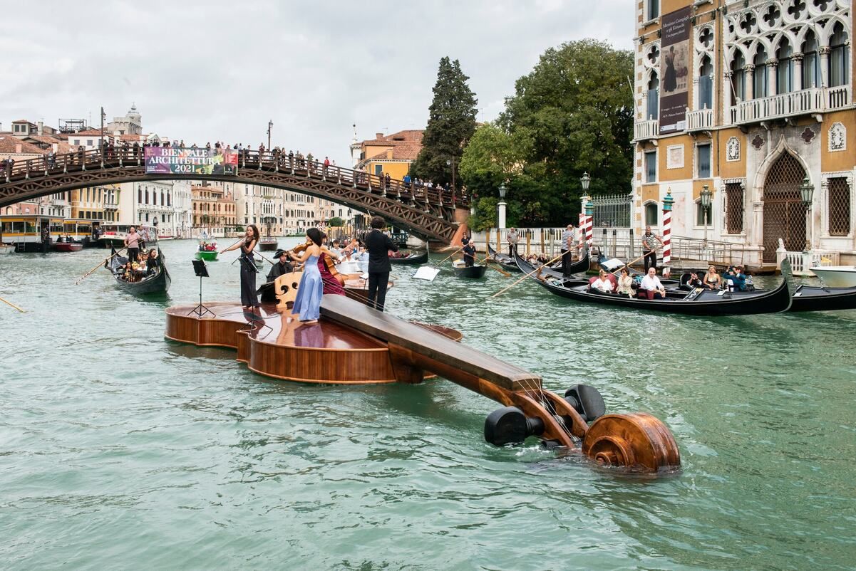 Гігантська скрипка пропливла Гранд-каналом Венеції – струнний квартет дав концерт прямо на ній - Travel
