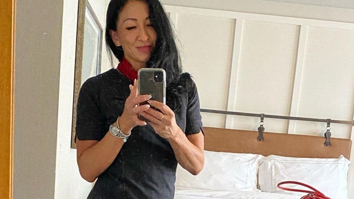 Повисла в мініспідниці на багажній полиці: стюардеса вразила мережу новим трюком - Travel Повисла в мініспідниці на багажній полиці: стюардеса вразила мережу новим трюком - Travel