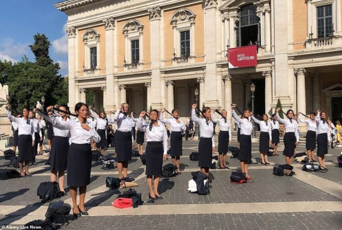 Стюардессы разделись в центре Рима в знак протеста