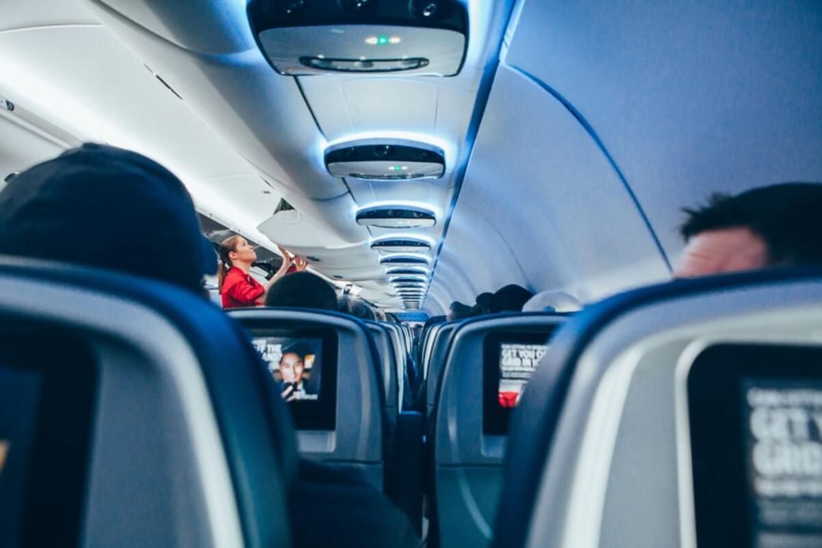 Відверте фото стюардеси у панчохах в кабіні пілотів здивувало мережу - Travel
