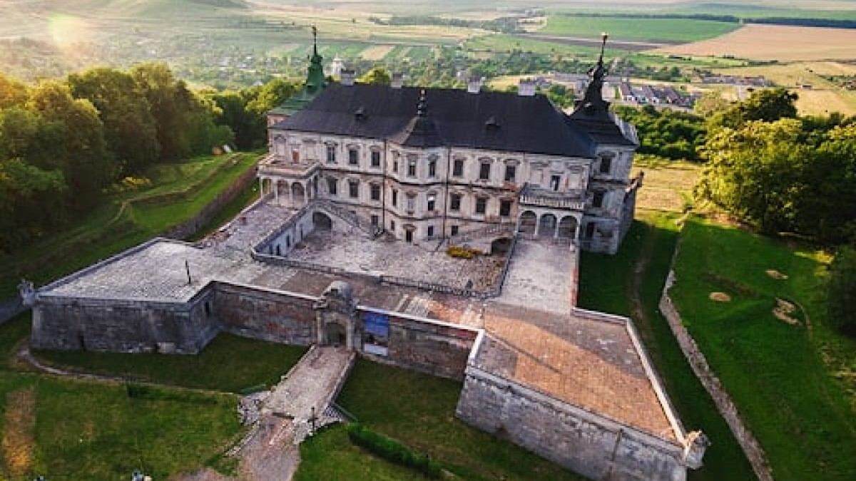 Де знайти замки із привидами в Україні: 6 локацій із моторошними легендами