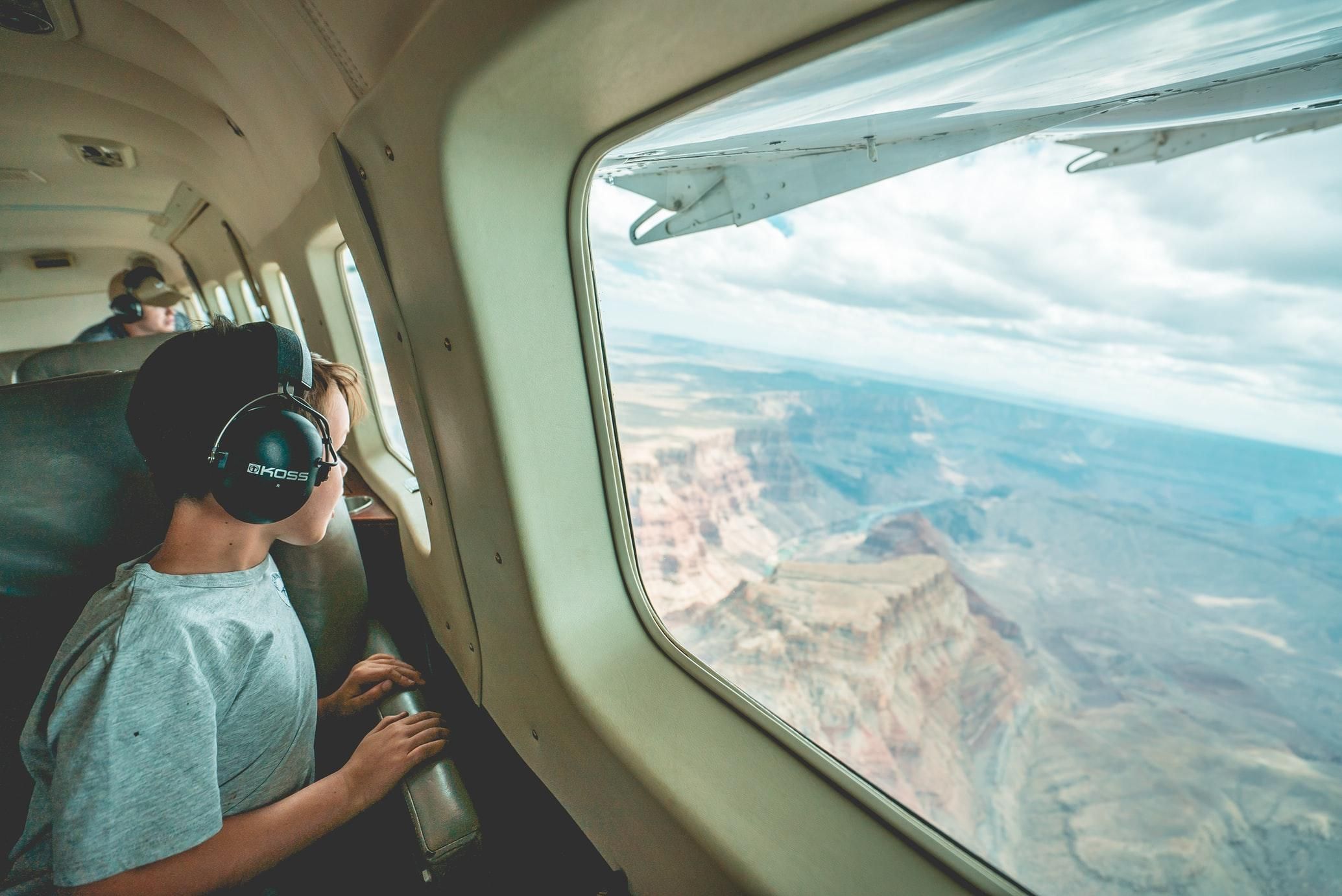 Які авіакомпанії дозволяють дітям літати без супроводу дорослих - Travel