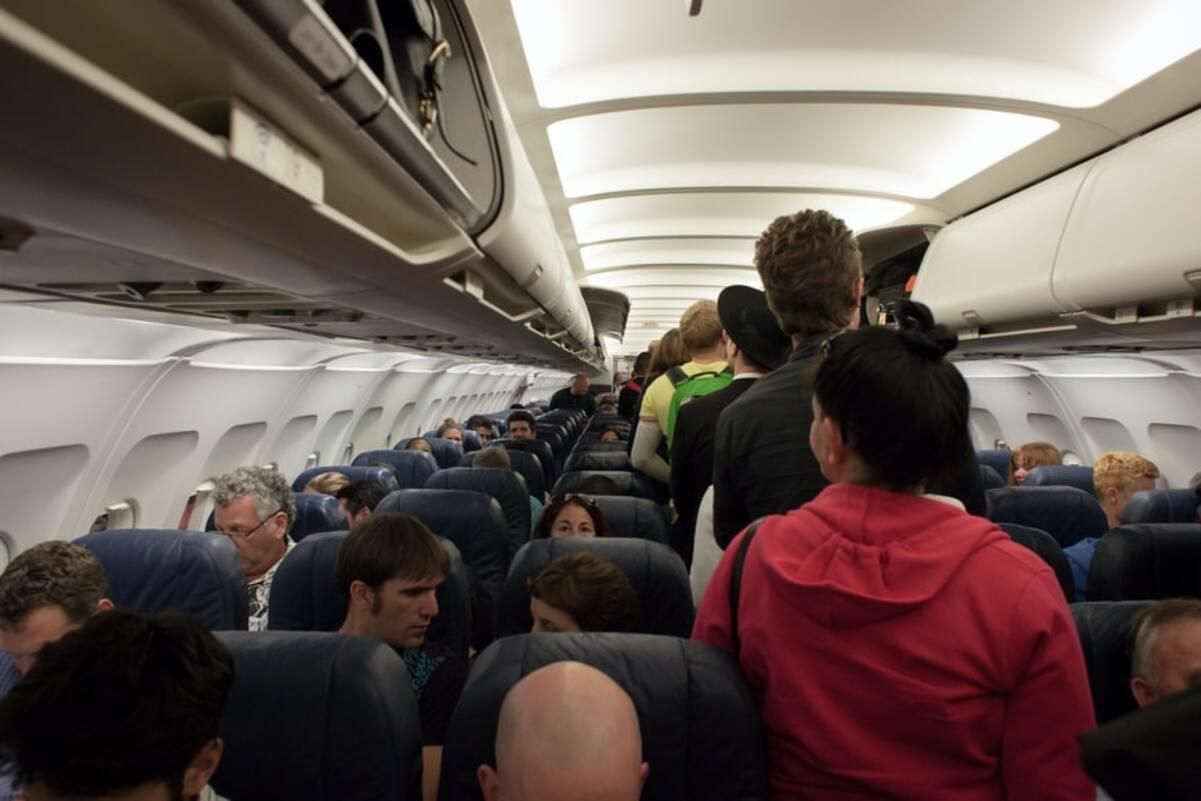 Стюардесса дала совет по спасению на борту самолета 