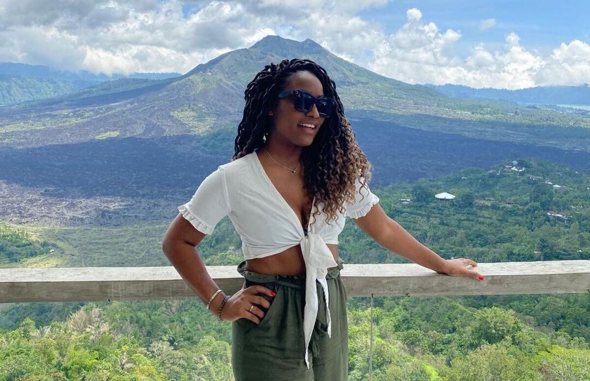 Стюардеса вразила мережу новим трюком Стюардеса вразила мережу новим трюком