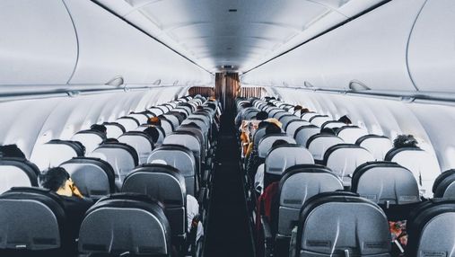 Яких місць у літаку варто уникати, щоб не змерзнути: досвід стюардеси