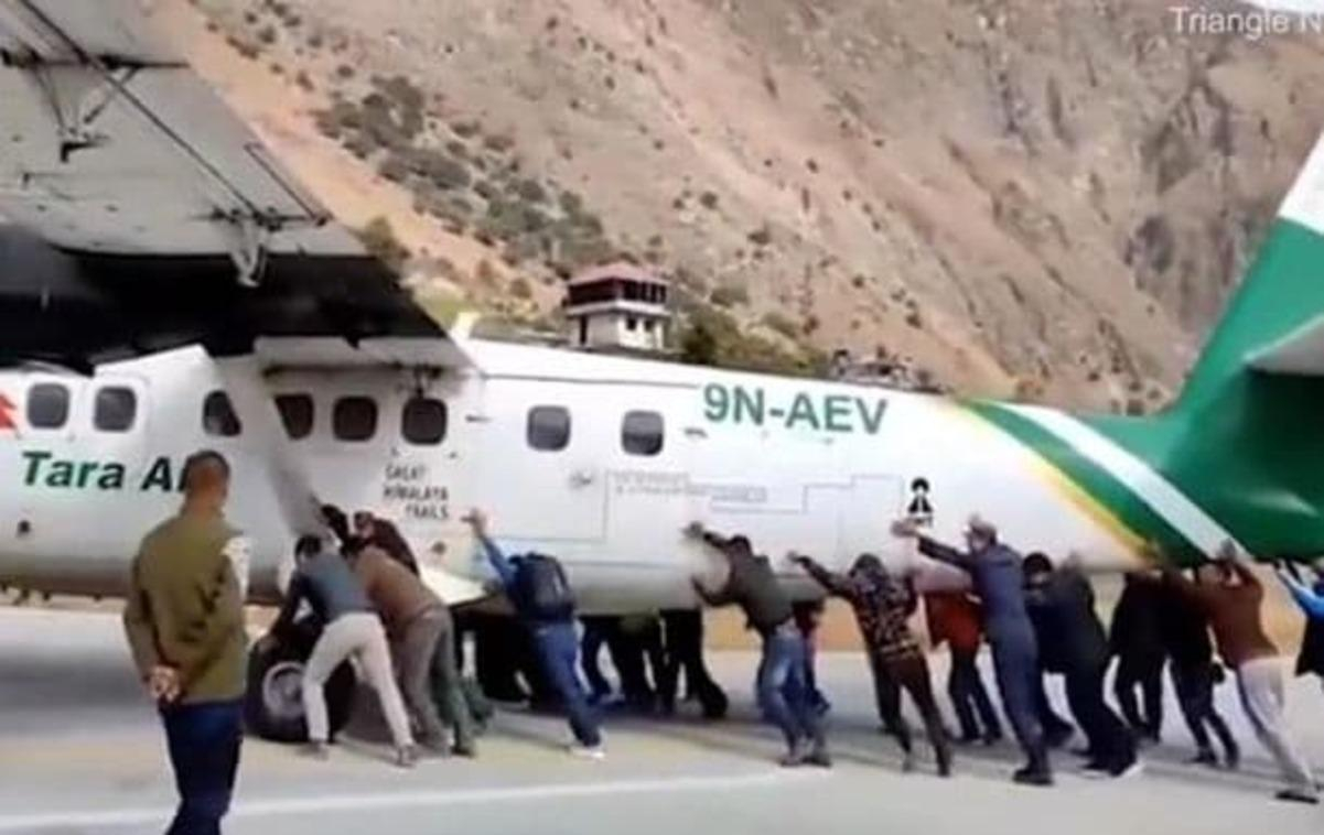 У Непалі пасажирам довелось штовхати літак: момент потрапив на відео - Travel