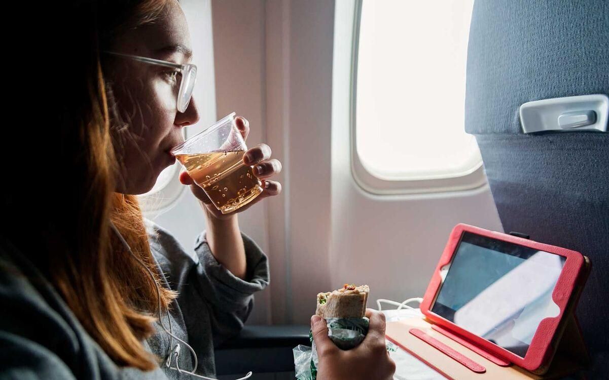 Це викликає погане самопочуття: яку їжу та напої не варто брати в літак - Travel