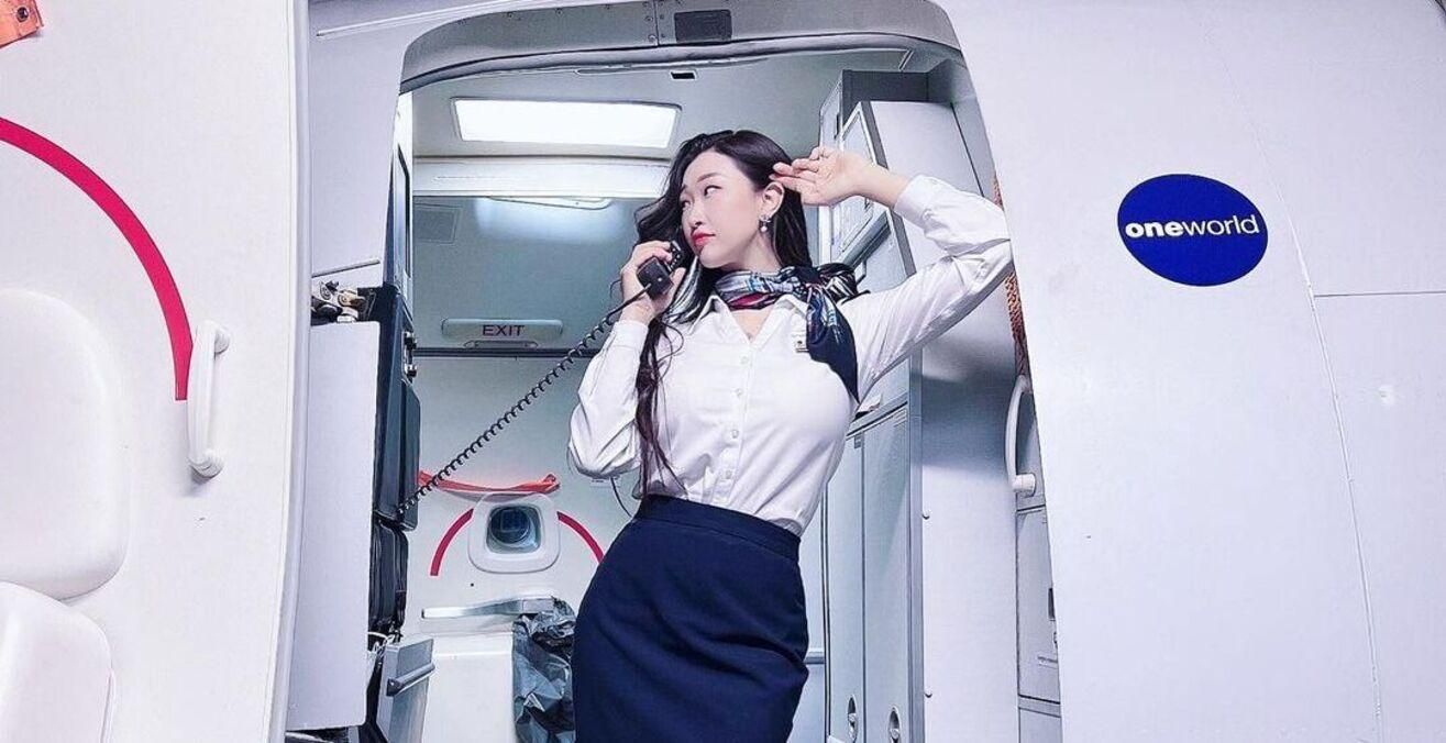 Залезла в багажную полку и свесила стройные ноги в мини-юбке: стюардесса поразила сеть - Travel Залезла в багажную полку и свесила стройные ноги в мини-юбке: стюардесса поразила сеть - Travel