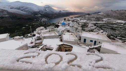 Острова Греции засыпало снегом: в сети появились фото и видео заснеженных локаций