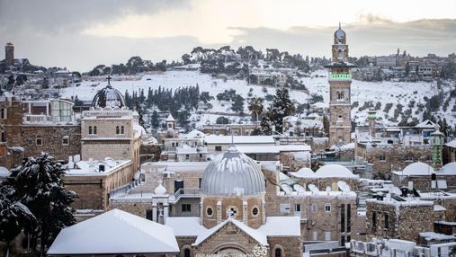 Иерусалим неожиданно засыпало снегом: сказочные фото и видео заснеженных улиц