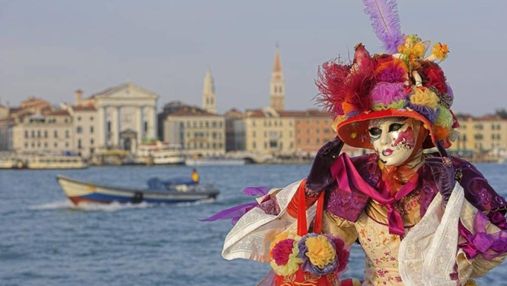 Вперше за два роки: у Венеції знову проходить легендарний карнавал – яскраві фото
