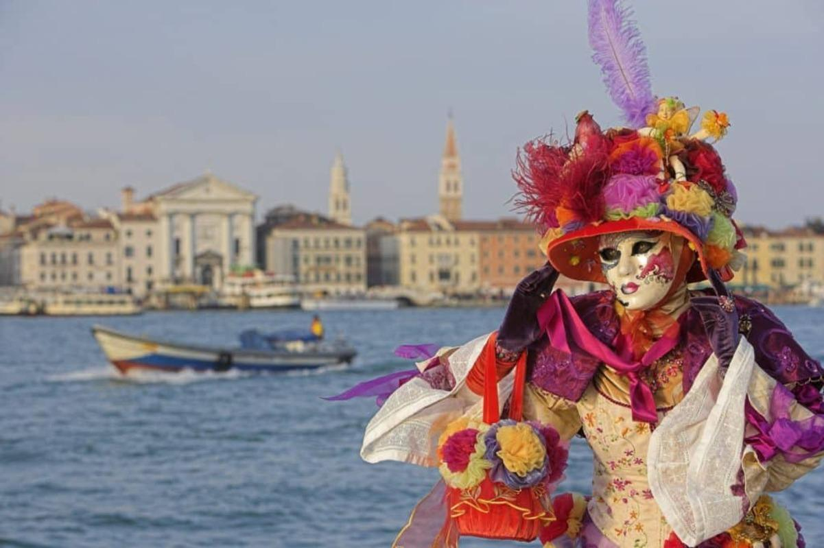 Впервые за два года: в Венеции снова проходит легендарный карнавал – яркие фото - Travel
