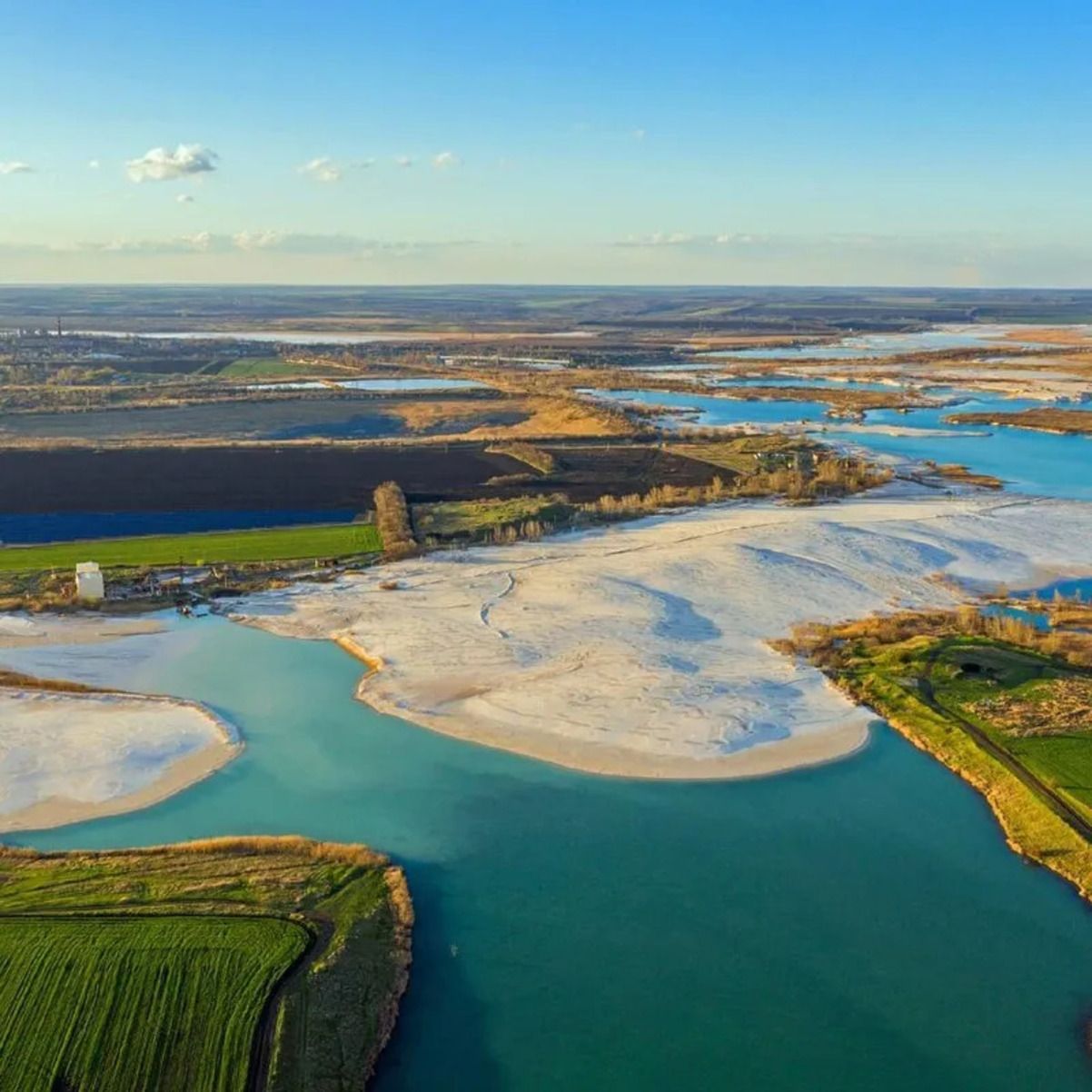Отдых на Вольногорском карьере - почему это место напоминает Мальдивы Отдых на Вольногорском карьере - почему это место напоминает Мальдивы