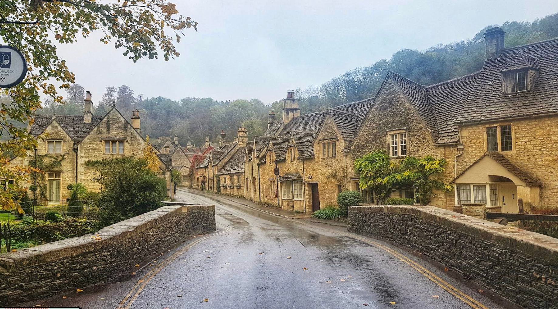Жителі села Касл-Комб скаржаться на нашестя дронів, які стежать за їхнім життям Жителі села Касл-Комб скаржаться на нашестя дронів, які стежать за їхнім життям