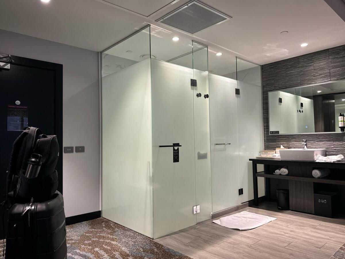 Туристка пожаловалась на номер в отеле из-за нарушения приватности - там прозрачная ванна - Travel