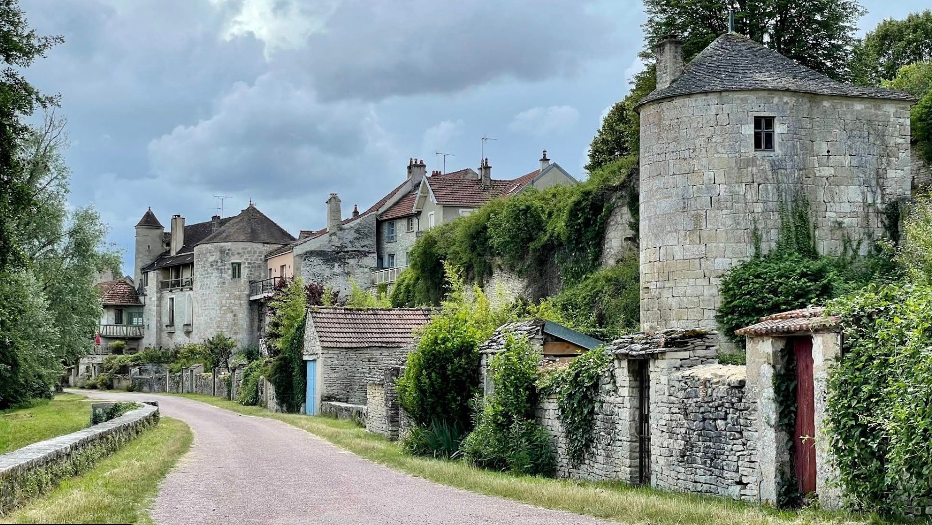 Средневековая деревня возле Парижа - чем славится Нуайе