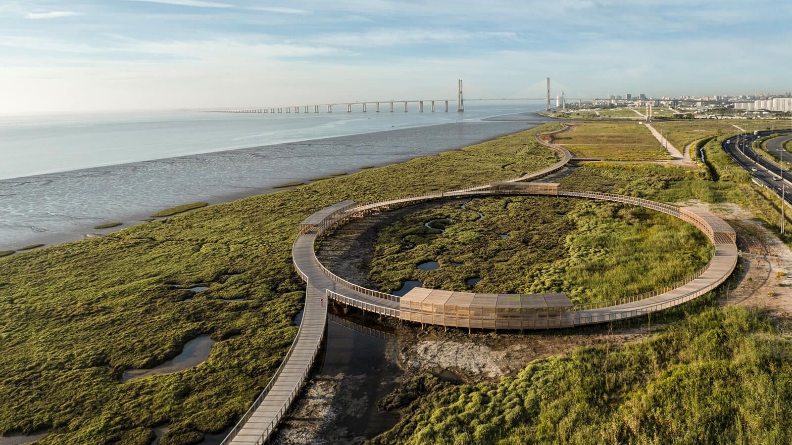 Прогулянковий маршрут біля Лісабона - збудували унікальний звивистий шлях серед боліт - Travel