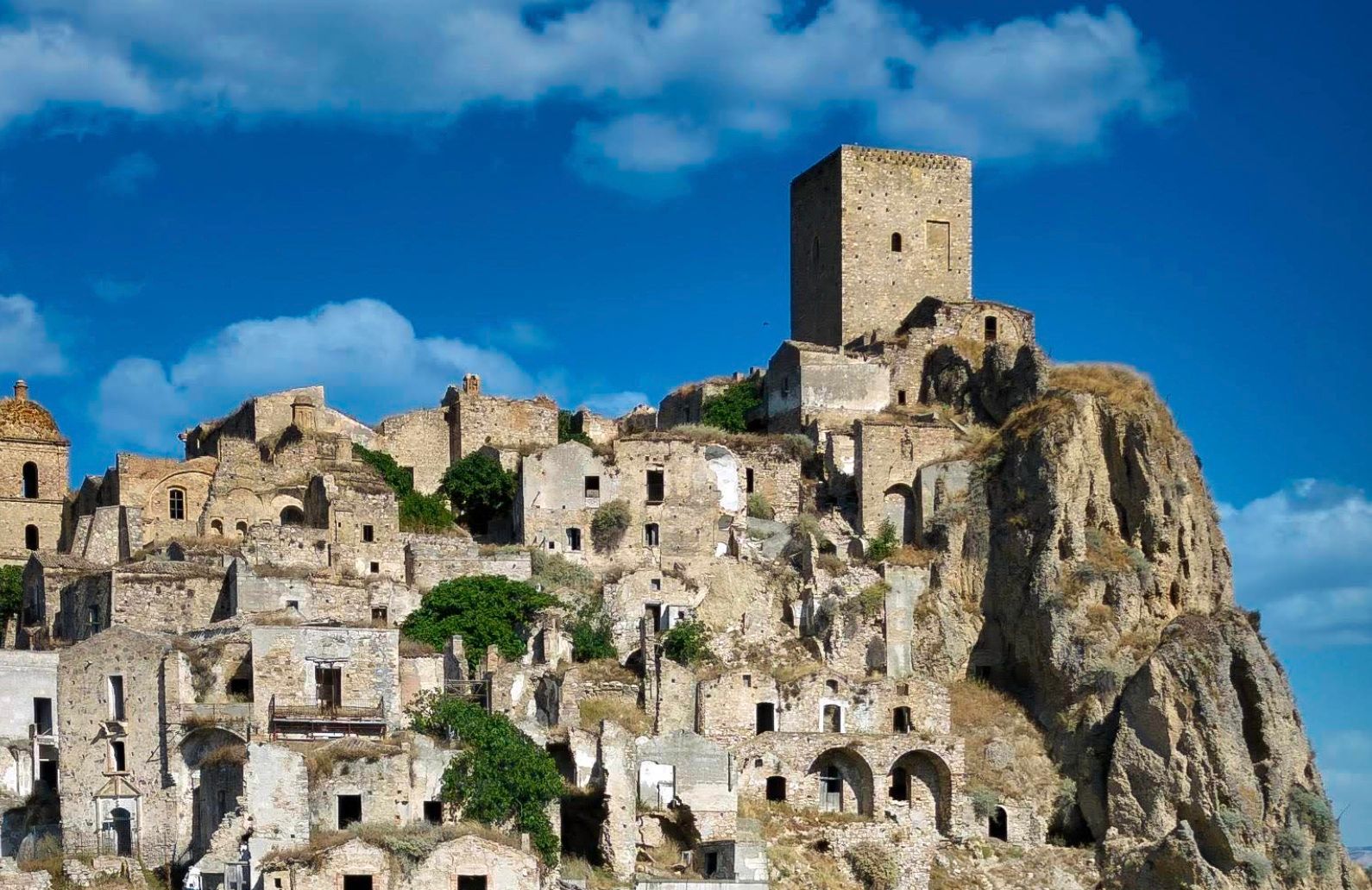 Де у Європі є покинуті села, в яких ніхто не живе і вони застигли у часі Де у Європі є покинуті села, в яких ніхто не живе і вони застигли у часі