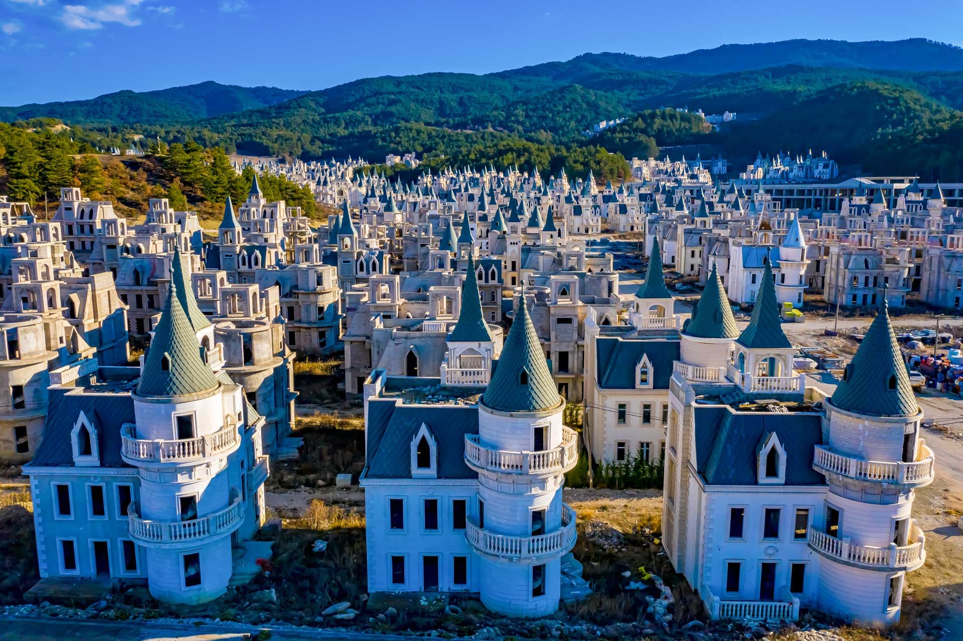 Цей курорт мав стати раєм для багатіїв, але тепер сотні будинків-замків пустують - Travel Цей курорт мав стати раєм для багатіїв, але тепер сотні будинків-замків пустують - Travel