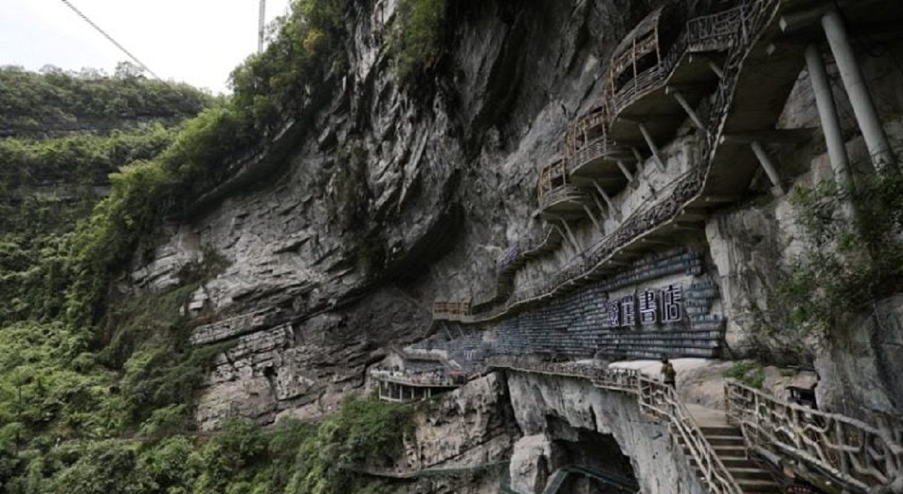 В Китае открыли библиотеку на склоне скалы - Travel