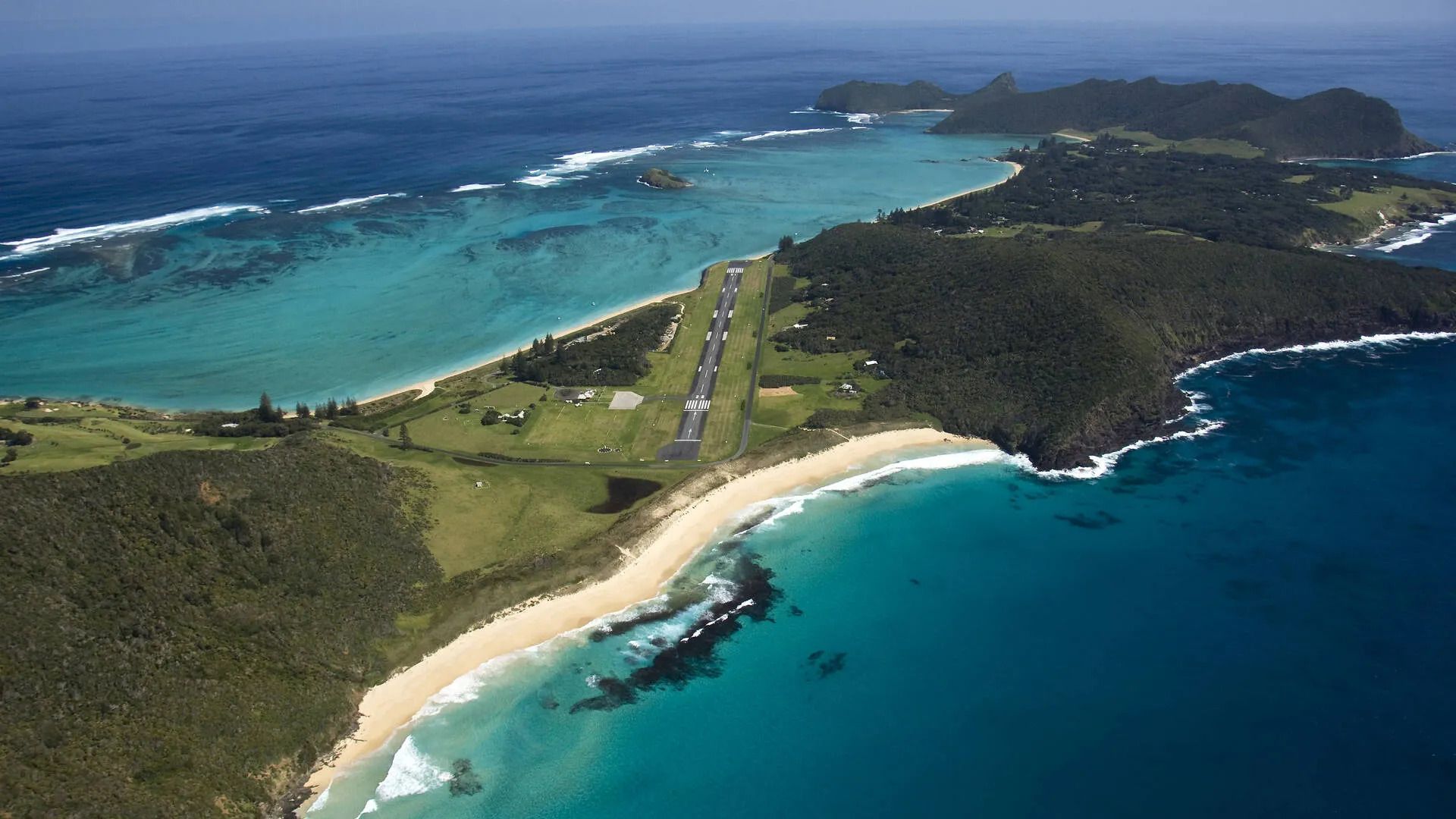 Найкрасивіша злітно-посадкова смуга у світі - де вона розташована - Travel