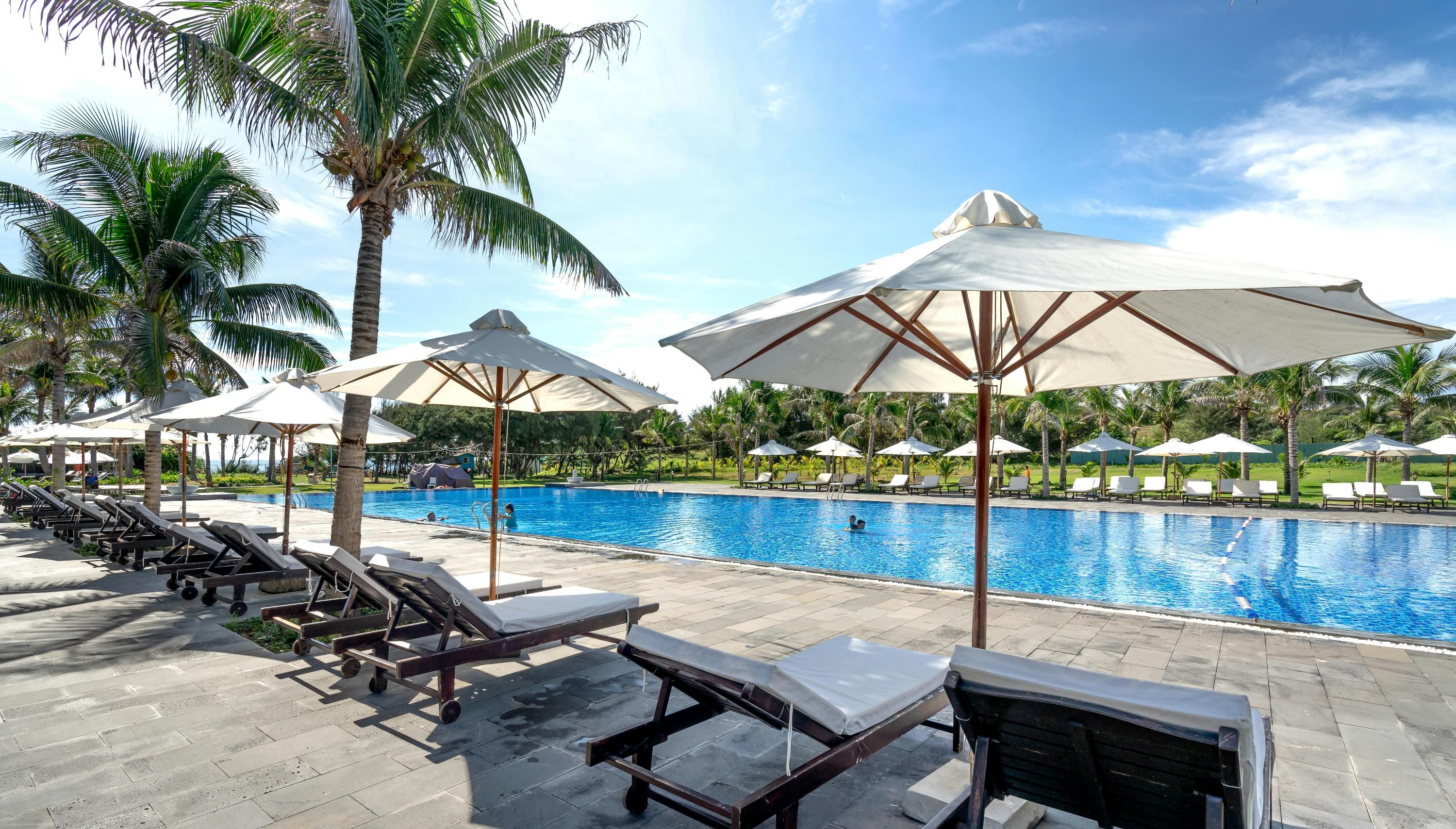 Туристи сплять на шезлонгах, бронюють місце на пляжі - відео - Travel