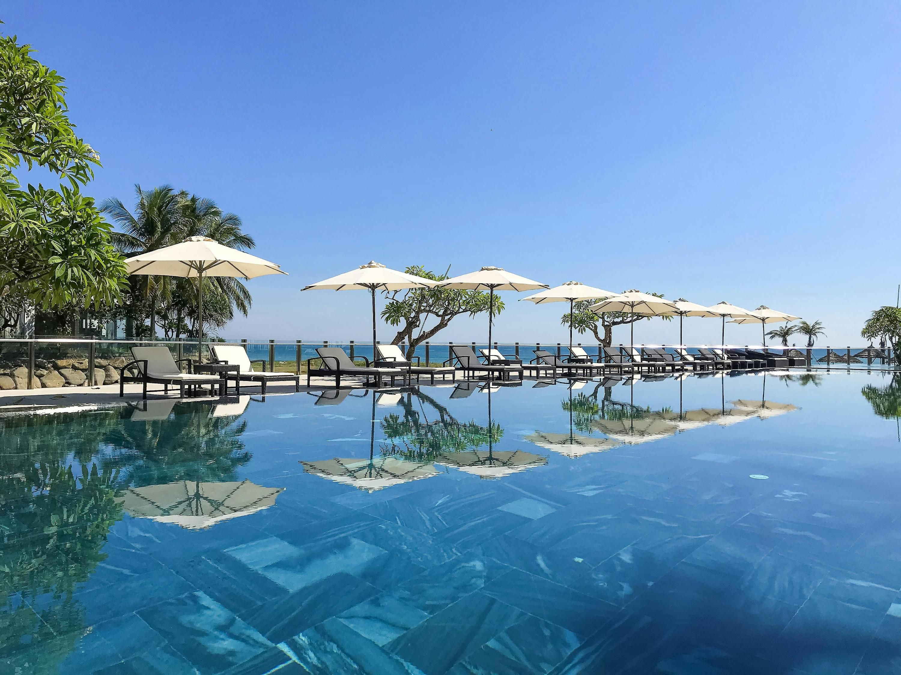 Битва за шезлонги на Майорке - как туристы бегают наперегонки через шезлонги - Travel