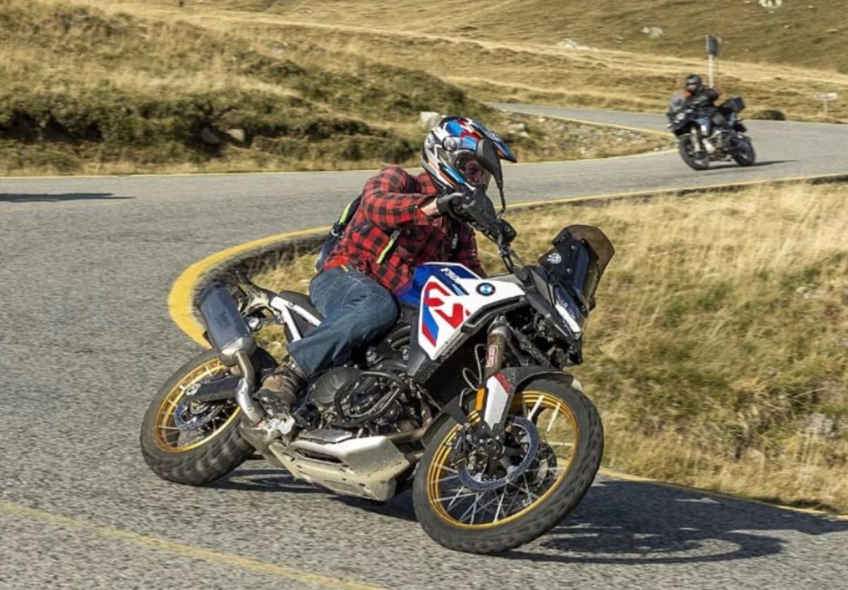 Президент Чехии совершил путешествие по Румынии на мотоцикле Президент Чехии совершил путешествие по Румынии на мотоцикле