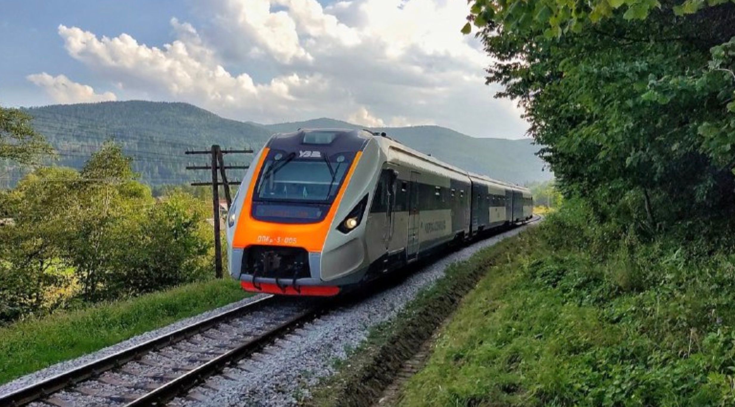 УЗ запускає додаткові потяги в Карпати