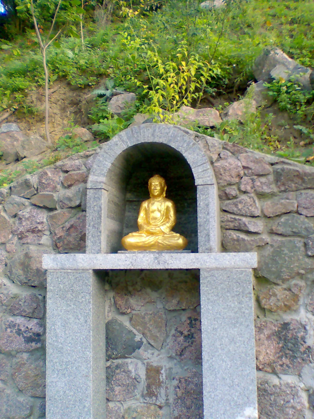 Статуя Будди у внутрішньому дворику храму / фото Вікіпедія