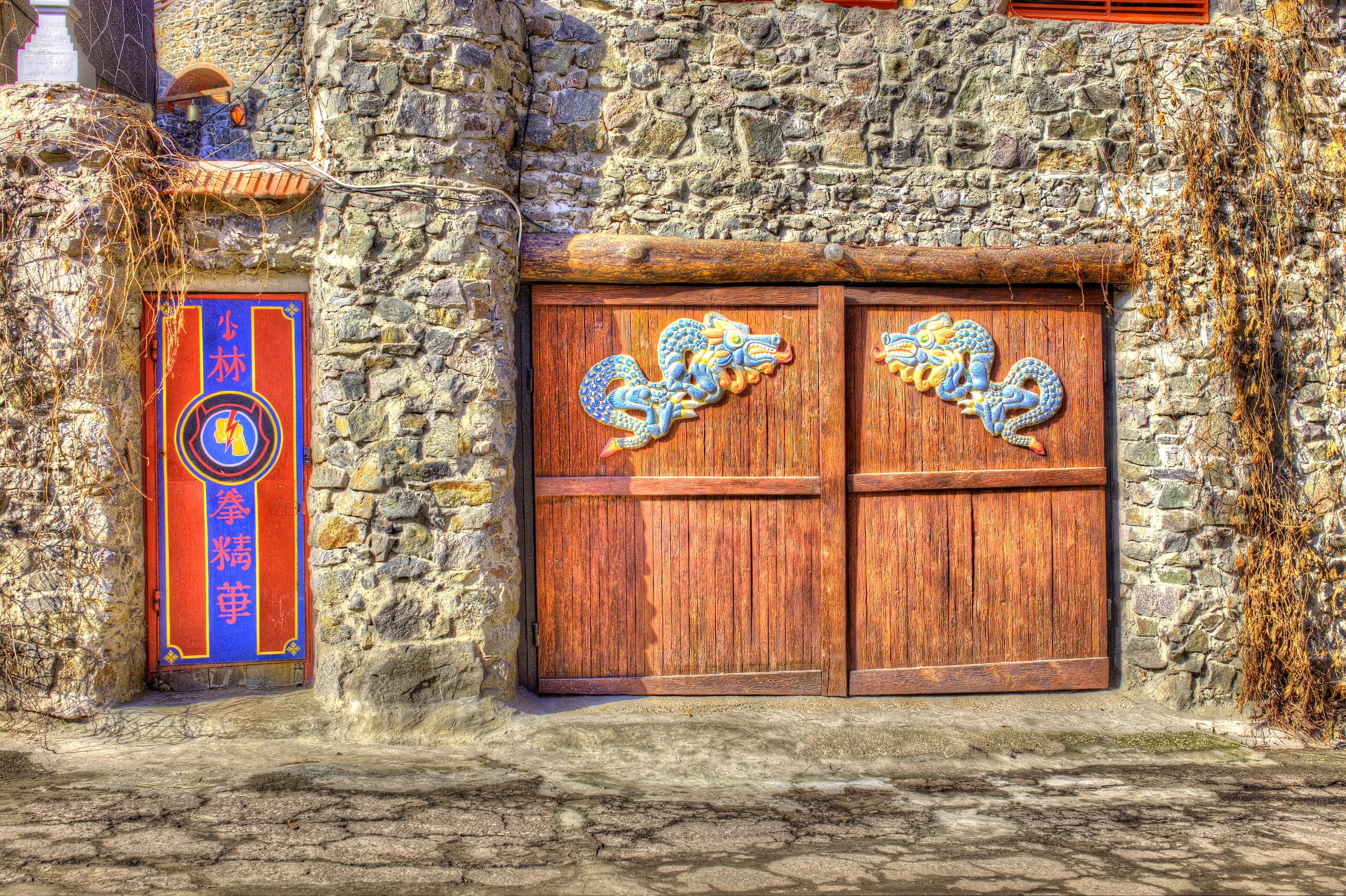 Двері храму прикрашені драконами / фото Вікіпедія