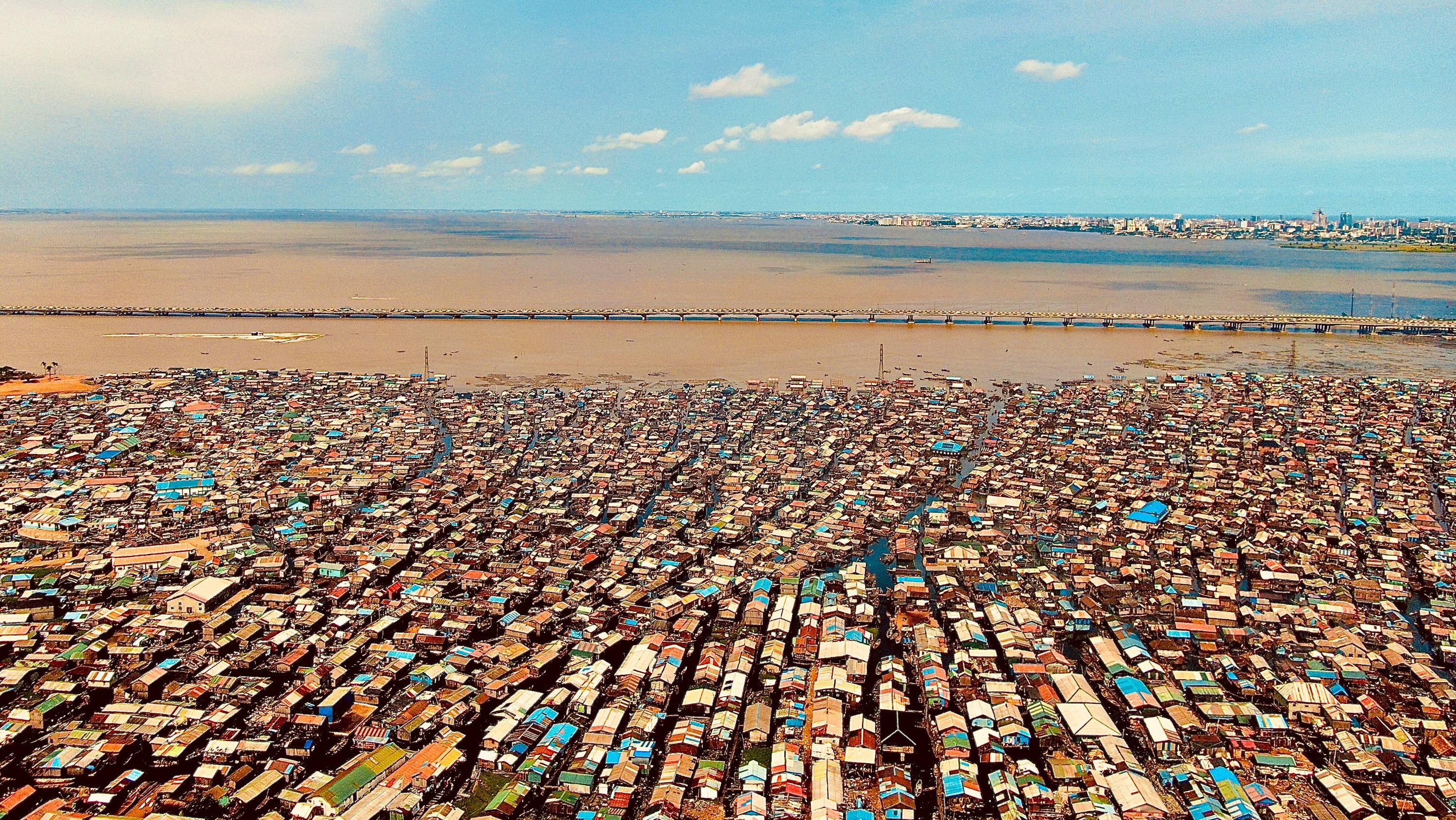 На воде в Африке живет 100 тысяч человек