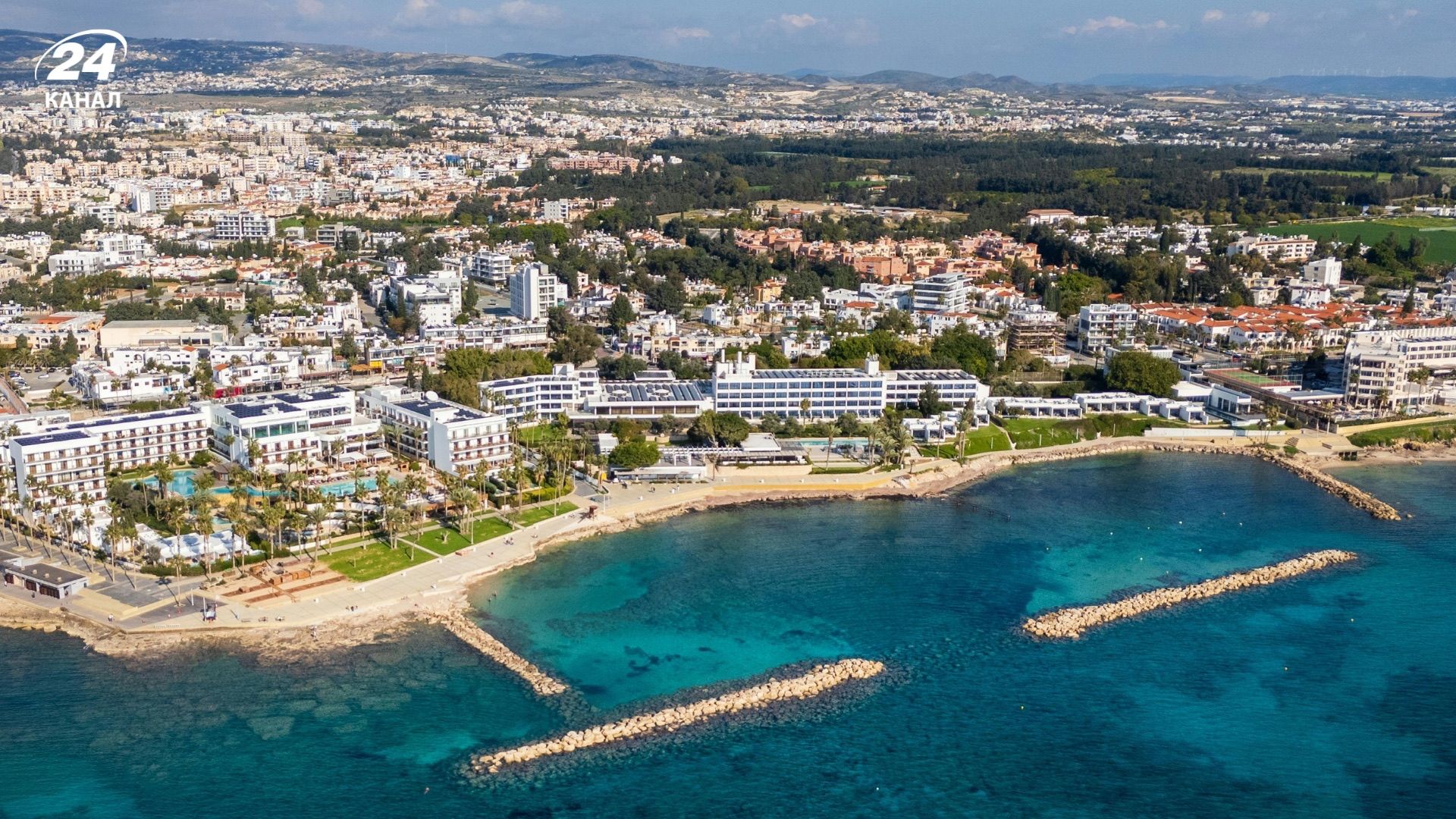 Попри хвилю скасувань місцеві Кіпру запевняють, що ризику відпочивати там немає