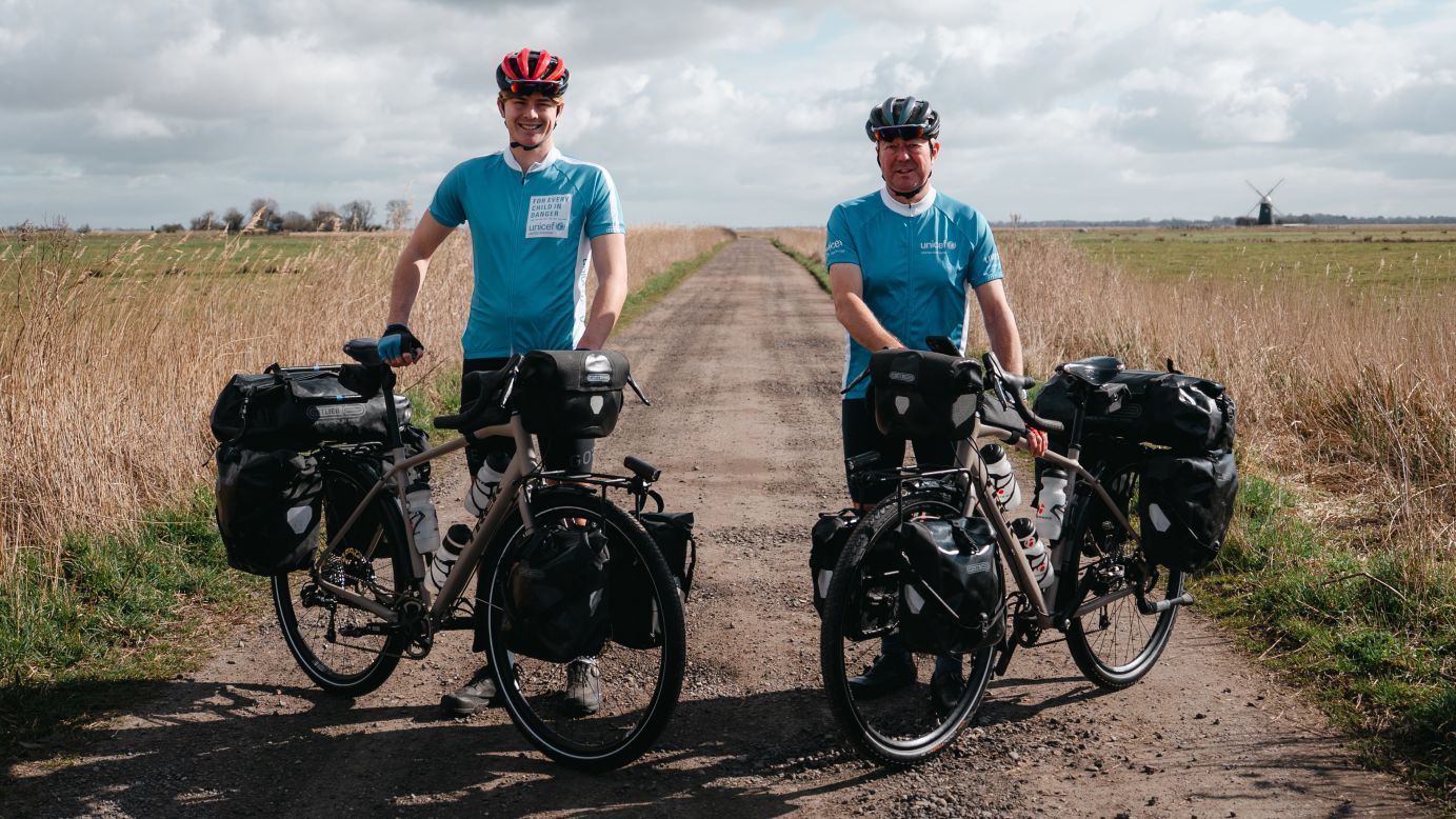 Батько і син вже понад 400 днів подорожують світом на велосипедах Батько і син вже понад 400 днів подорожують світом на велосипедах