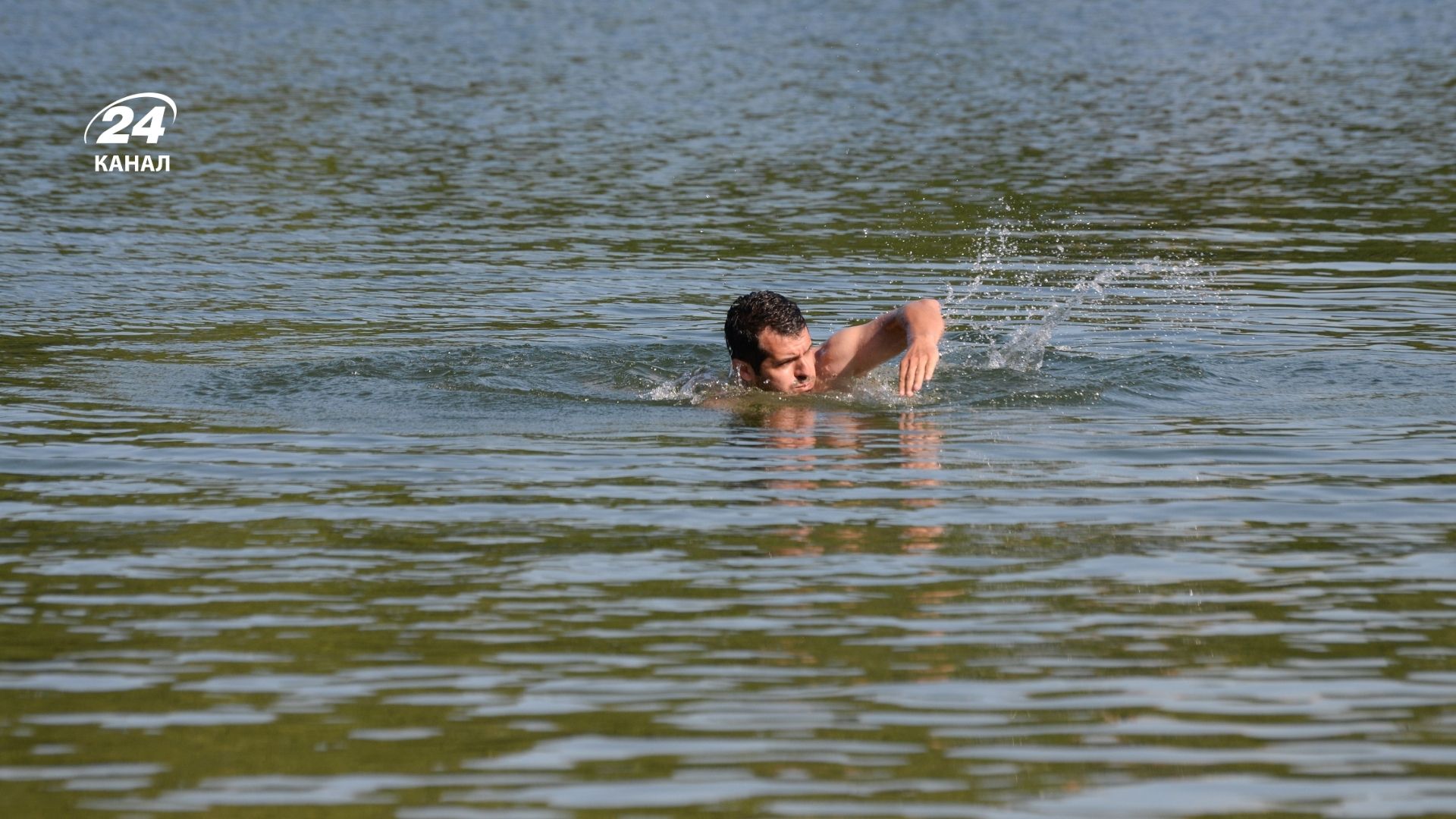 Чоловік купається у воді Чоловік купається у воді