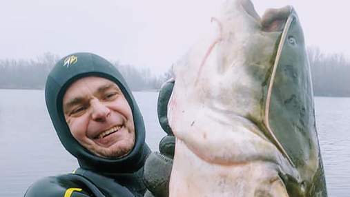 Рыбак поймал гигантского сома в Днепре: рыба едва поместилась на фото
