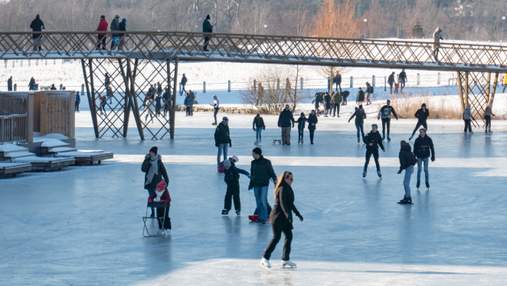 Люди у Нідерландах катаються на ковзанах замерзлими каналами: фото, відео