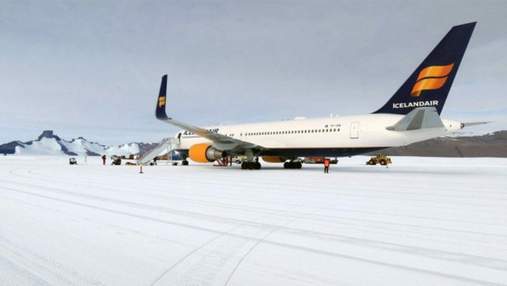 Пасажирський літак авіакомпанії Icelandair здійснив посадку на лід в Антарктиді: фото та відео