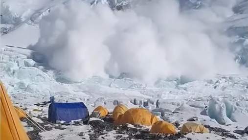 Лавина на Евересті помилувала туристів і зупинилася перед табором: вражаюче відео